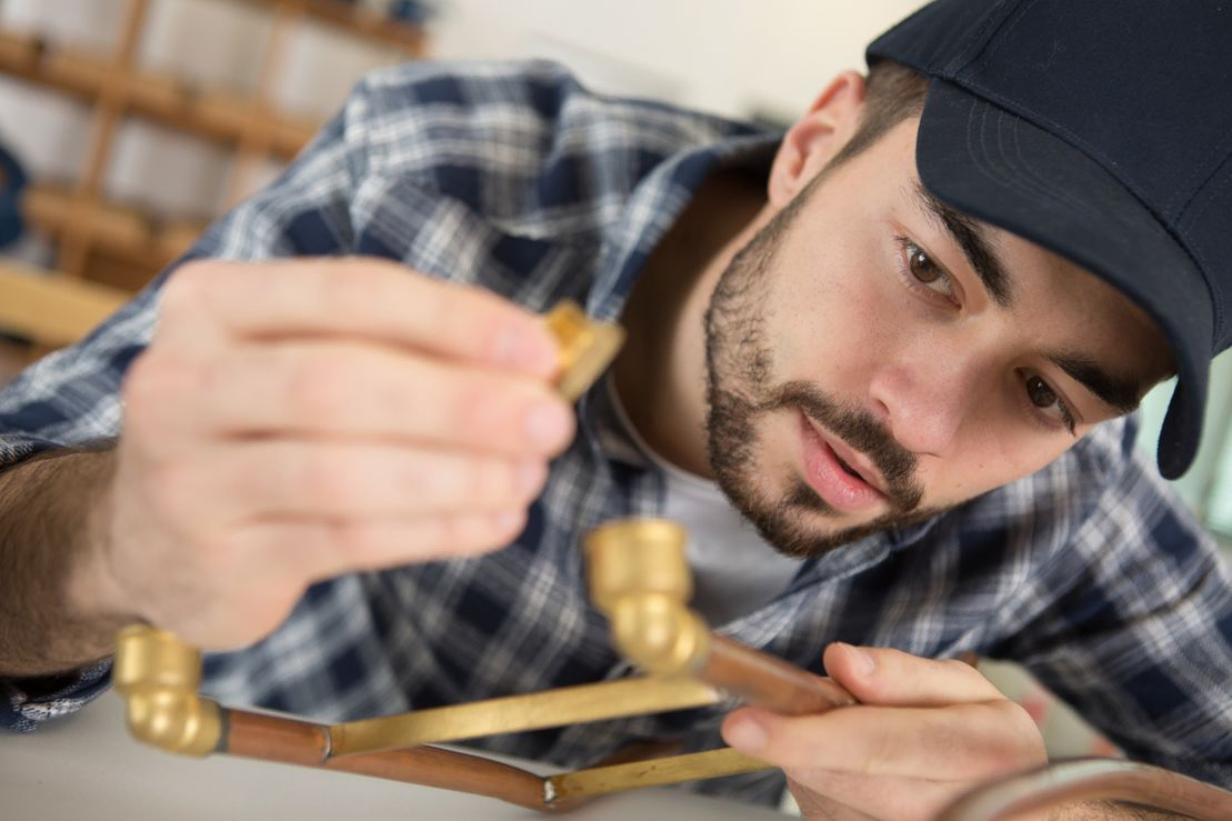 técnico instalando tubería de gas